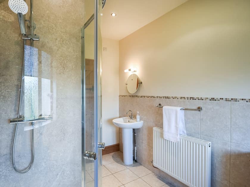 Bathroom | Y Dderwen, Penybontfawr