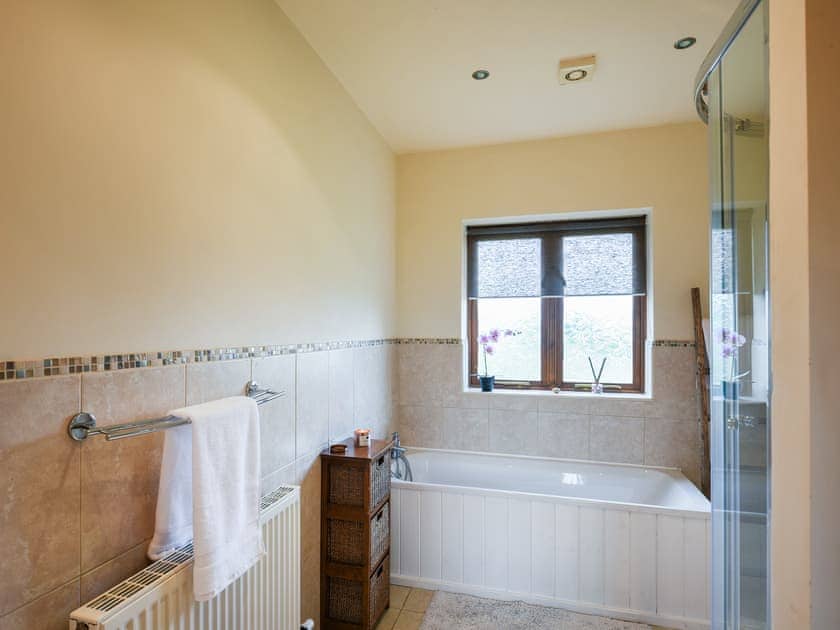 Bathroom | Y Dderwen, Penybontfawr