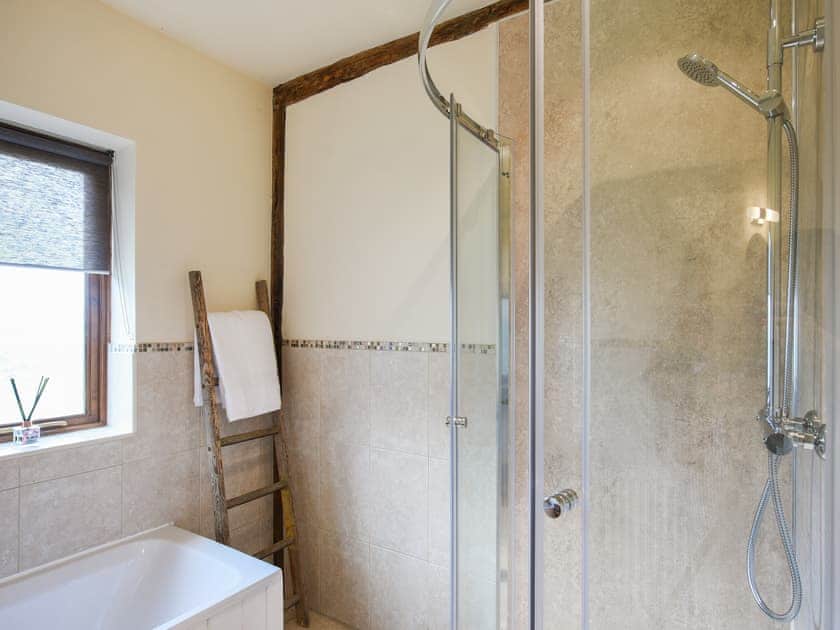 Bathroom | Y Dderwen, Penybontfawr