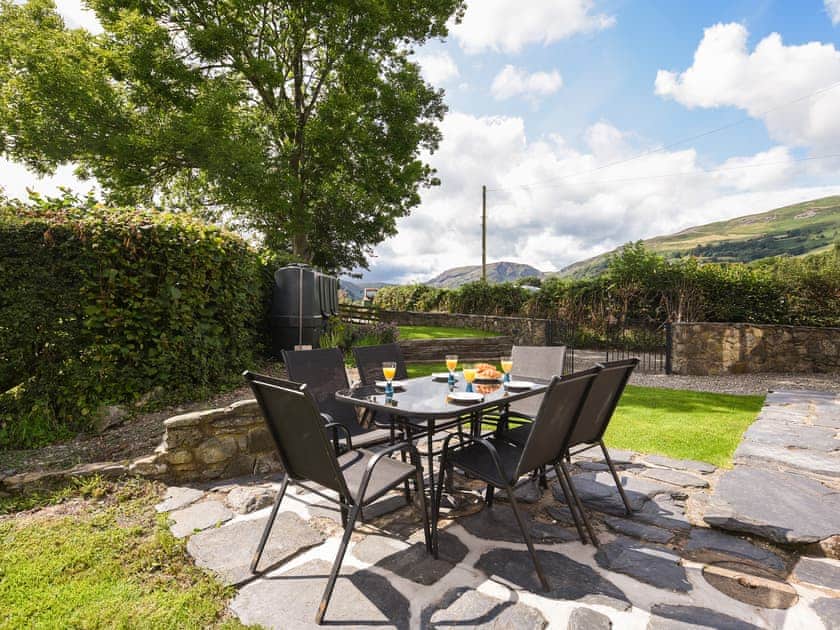 Sitting-out-area | Y Dderwen, Penybontfawr
