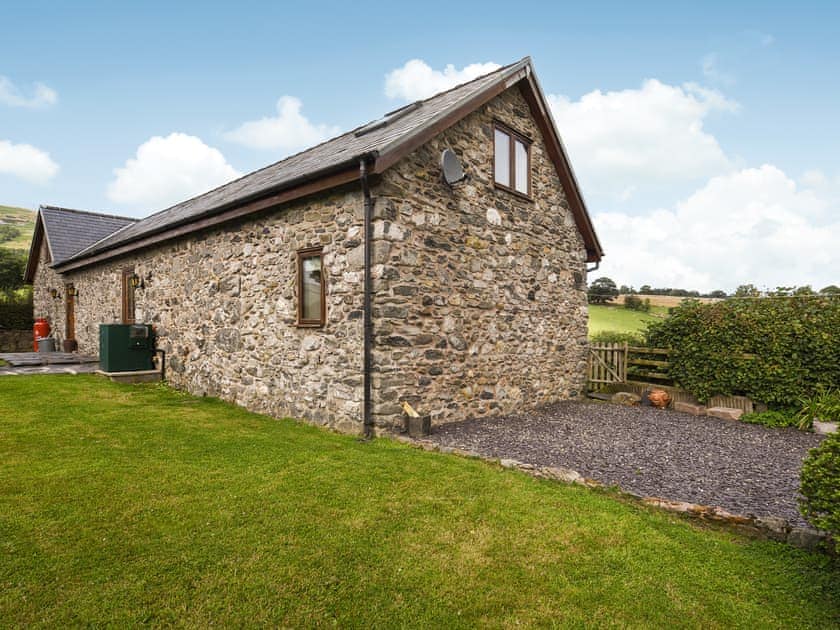 Exterior | Y Dderwen, Penybontfawr
