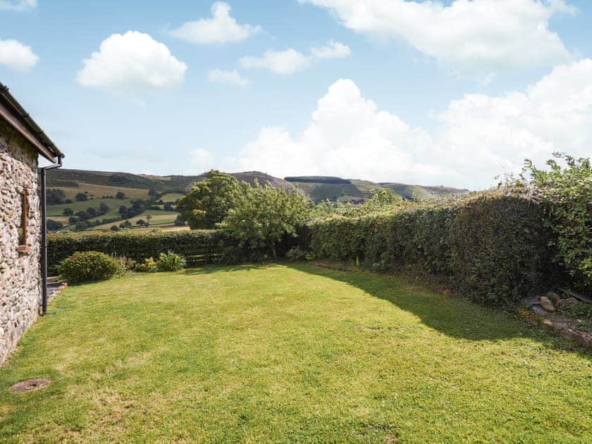 Garden | Y Dderwen, Penybontfawr