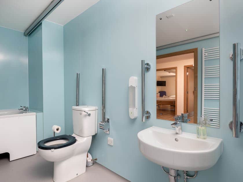 Bathroom | Lundin Lodge - Homelands, Lundin Links