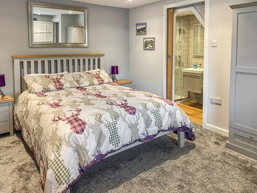 Kingsize bedroom with ensuite  | Broom Cottage, Newtonmore