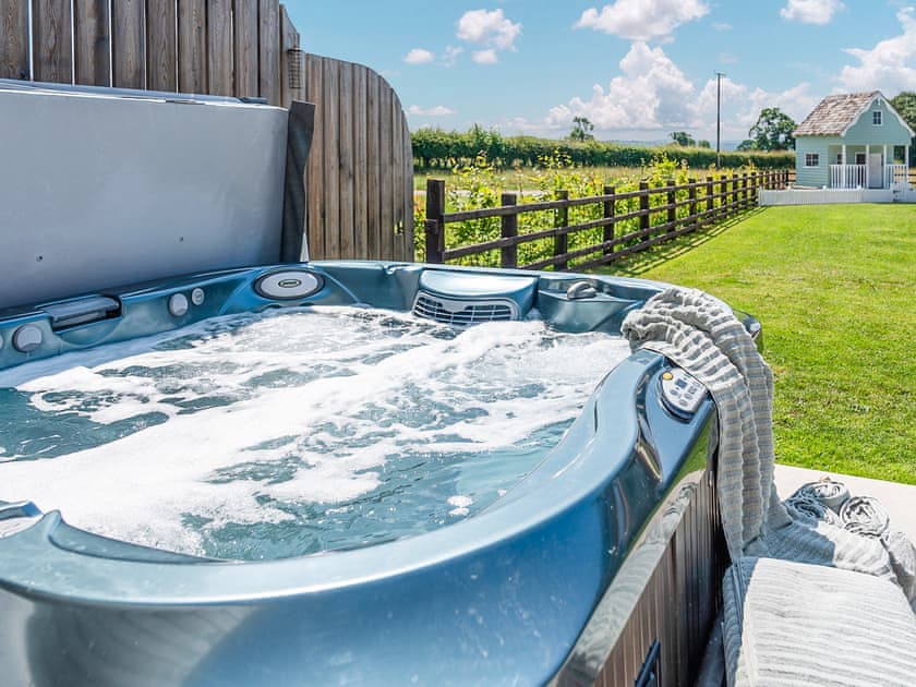 Jacuzzi | The Retreat, Llangoedmor
