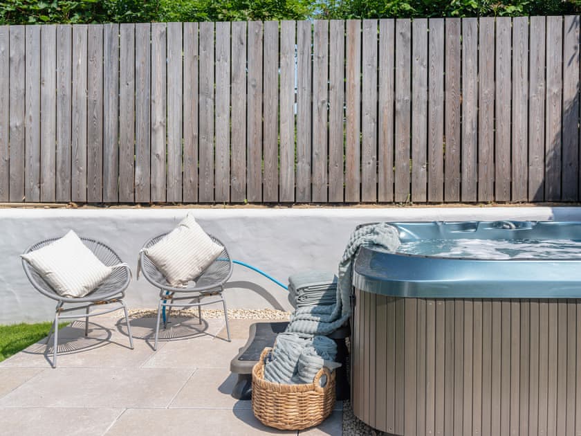 Jacuzzi | The Retreat, Llangoedmor