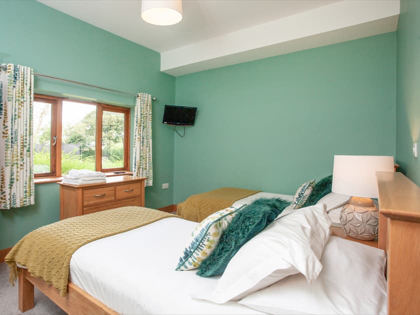 Twin bedroom | Higher Poulston - Wisteria House -  , Harbertonford, near Totnes
