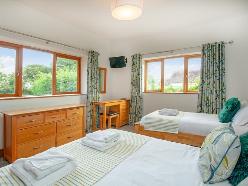 Twin bedroom | Higher Poulston - Wisteria House -  , Harbertonford, near Totnes