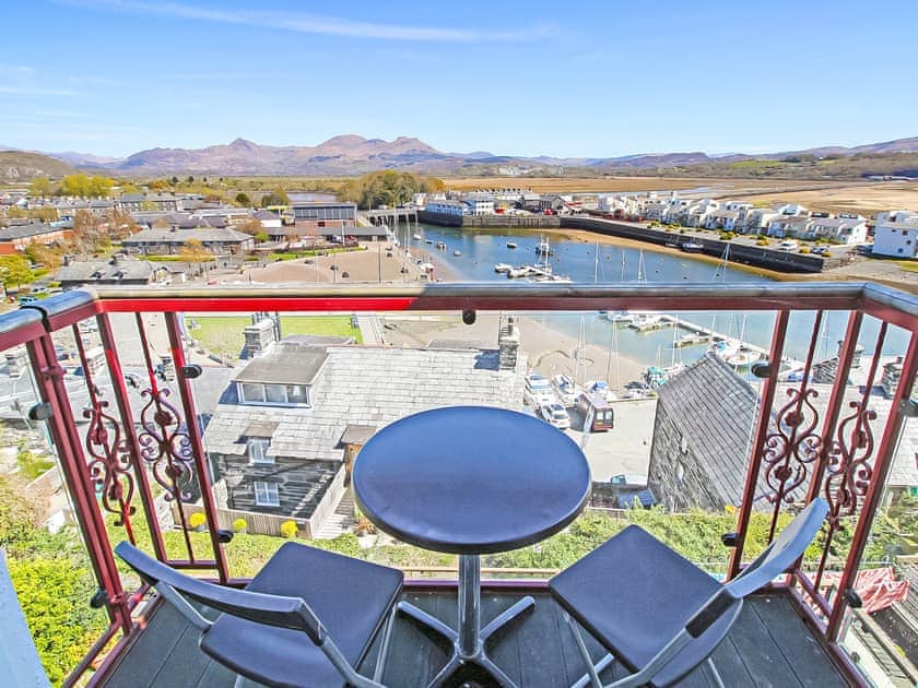 Balcony | Captain’s Rest, Porthmadog