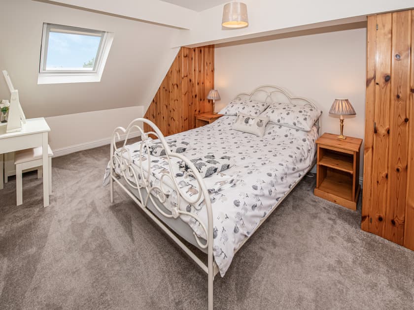 Tranquil double bedroom | The Weaning Shed, Huggate, near York