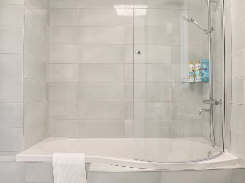 Bathroom | Waun Bungalow, Llanelli