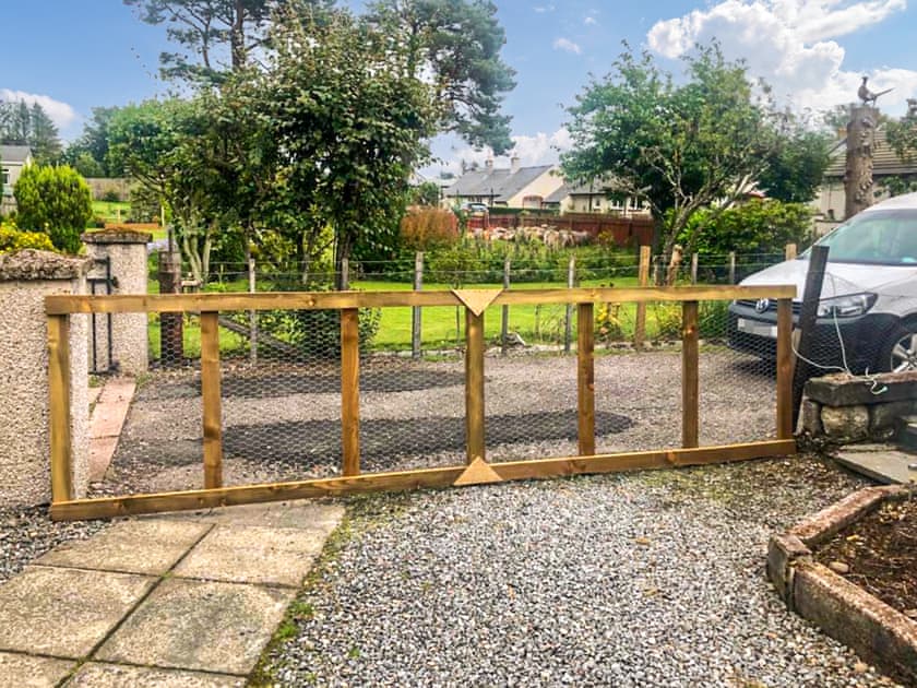 Driveway and moveable fence  | Broom Cottage, Newtonmore