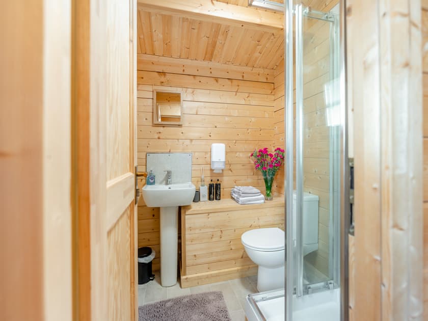 Bathroom | Lochinvar Clydesdale Cabin - Lochinvar Lets, Plains, near Airdrie
