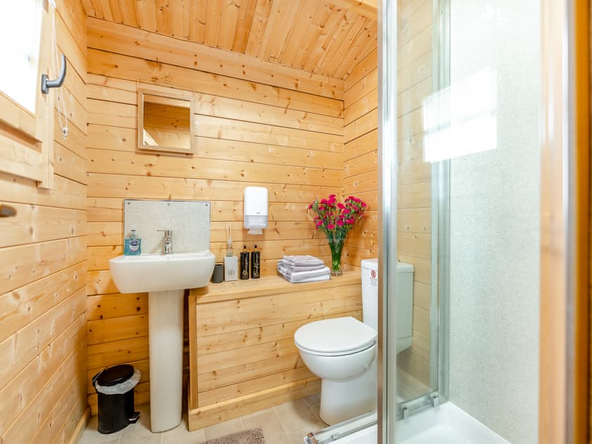 Bathroom | Lochinvar Clydesdale Cabin - Lochinvar Lets, Plains, near Airdrie