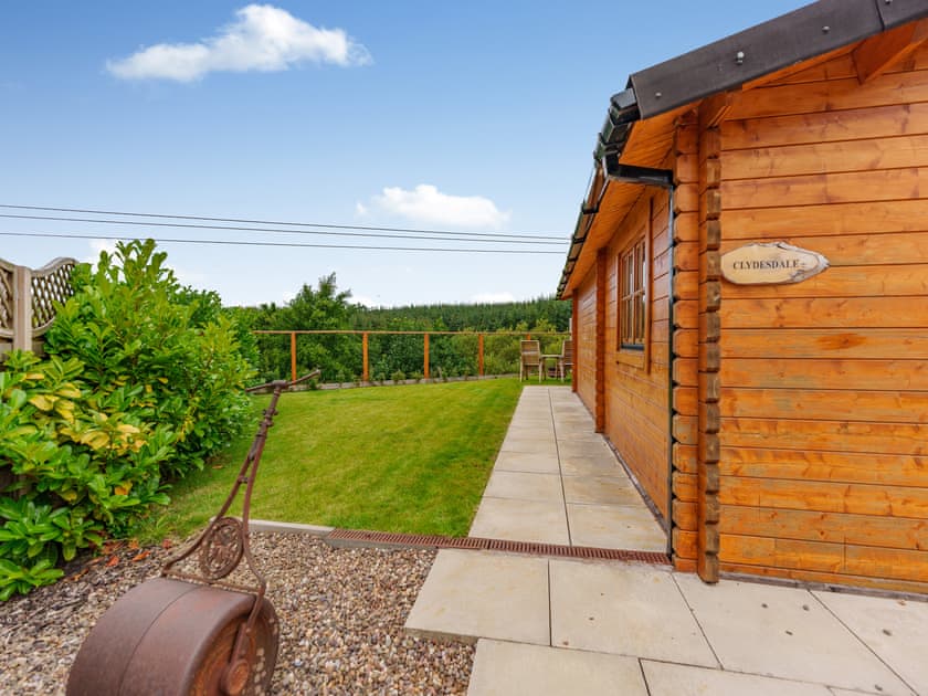 Garden | Lochinvar Clydesdale Cabin - Lochinvar Lets, Plains, near Airdrie