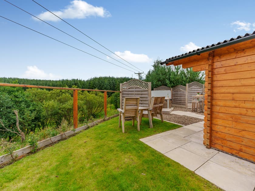 Garden | Lochinvar Clydesdale Cabin - Lochinvar Lets, Plains, near Airdrie