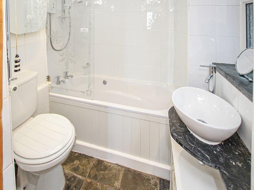 Bathroom | Captain Jack’s, Porthmadog