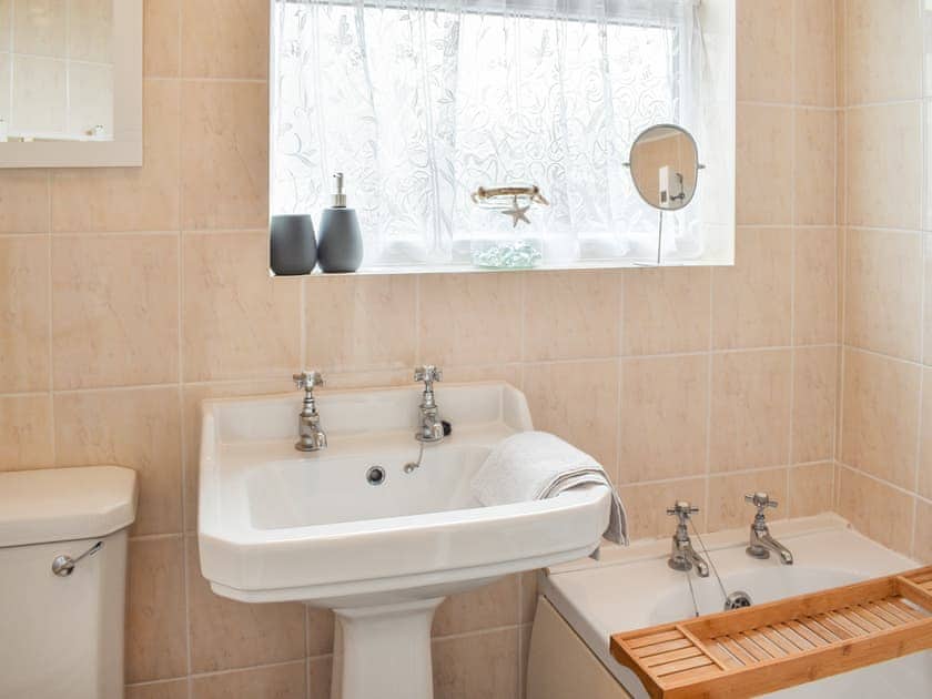 Bathroom | Llys Llewellyn, Kinmel Bay, near Rhyl