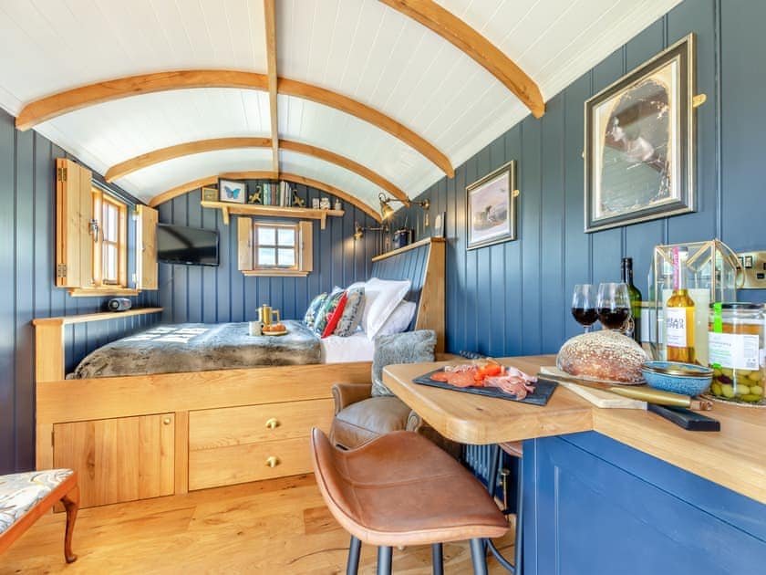 Open plan living space | Flossy’s View - Wuthering Huts, Oldfield, near Keighley