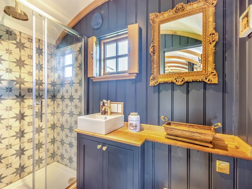 Shower room | Flossy’s View - Wuthering Huts, Oldfield, near Keighley