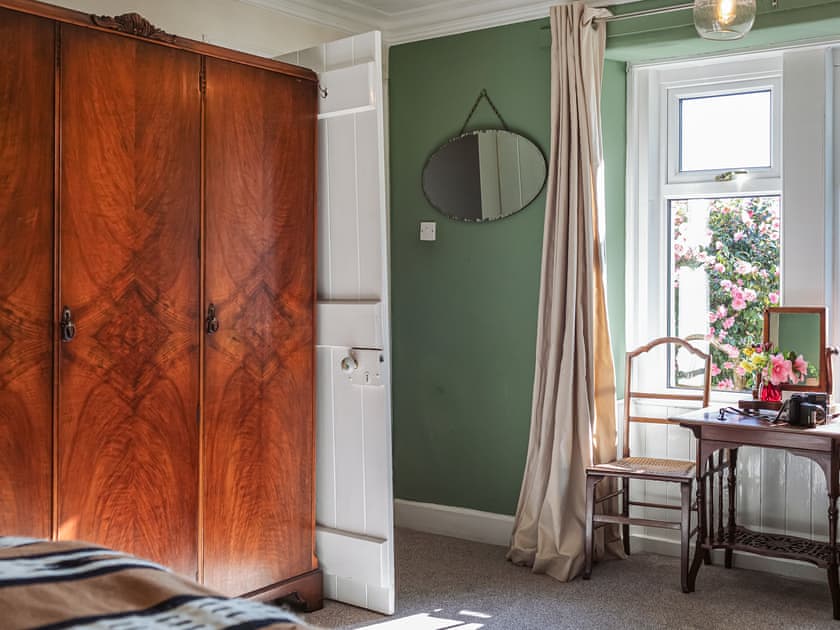 Double bedroom | Strathcashel Cottage, Rowardennan, near Balamaha
