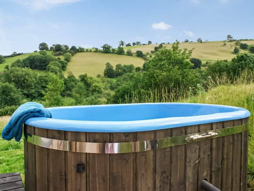 Hot tub | Barcud Coch - Y Gadlas, Penybontfawr, near Llanfyllin