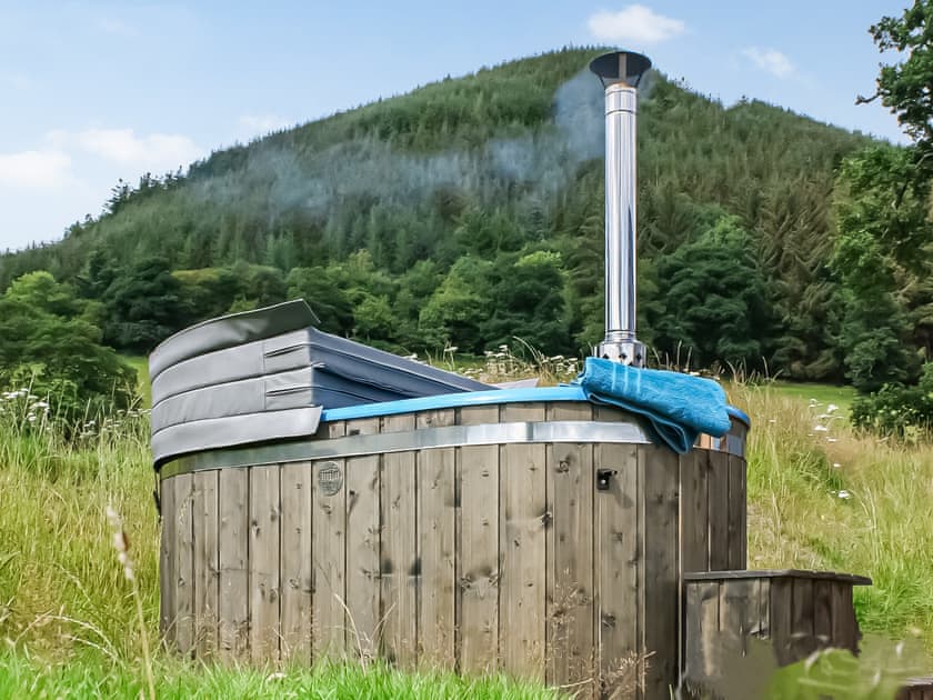 Hot tub | Barcud Coch - Y Gadlas, Penybontfawr, near Llanfyllin