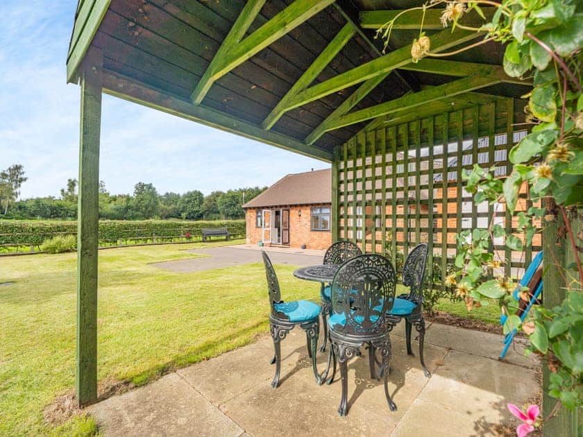 Lovely lodge with dedicated patio area with seating | Jemmett Lodge, Mersham, near Ashford