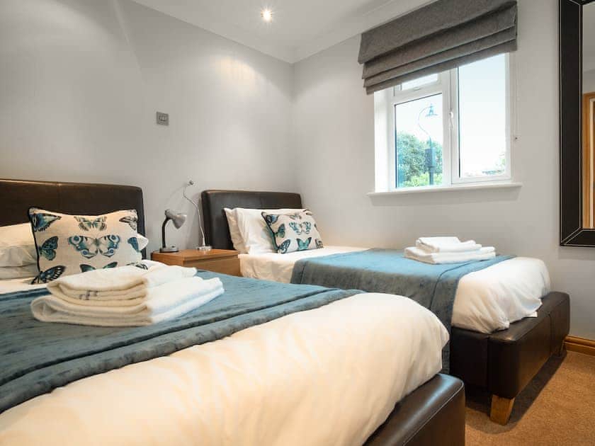 Twin bedroom | Lawn Lodge, Brockenhurst, near Lyndhurst