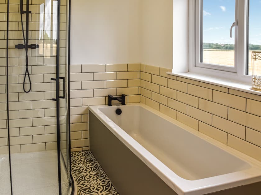 Bathroom | Metfield, California, near Scratby