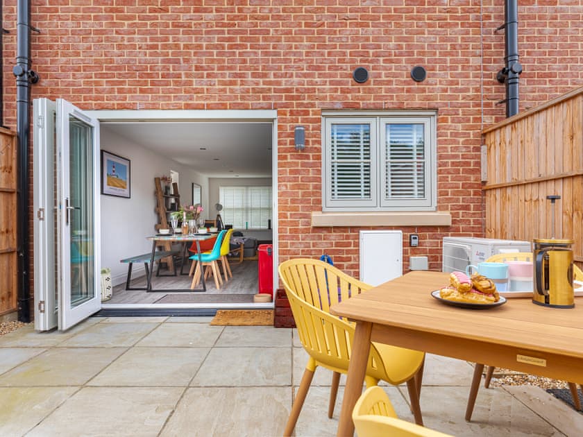 Sitting-out-area | Norfolk Broads Cottage, Stalham Staithe