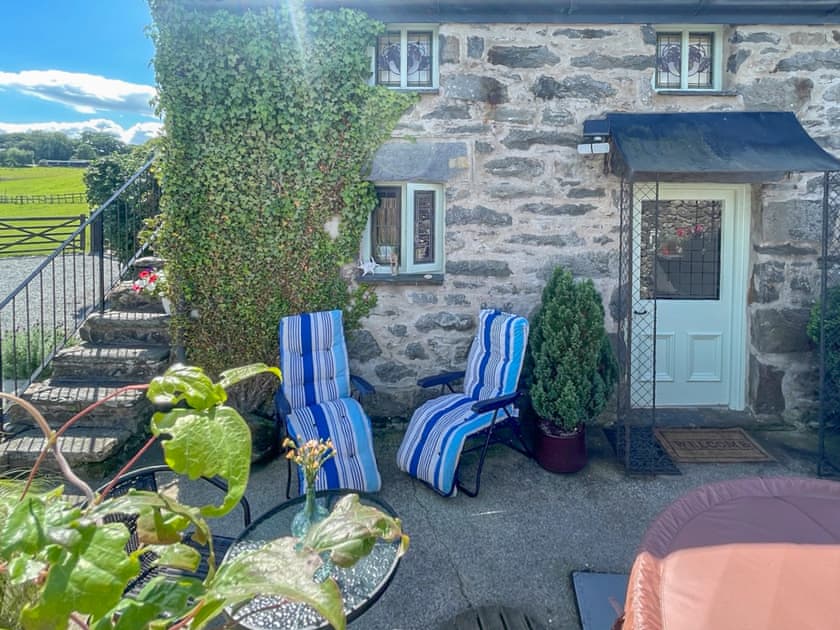 Sitting-out-area | Ty Capel, Llanrwst