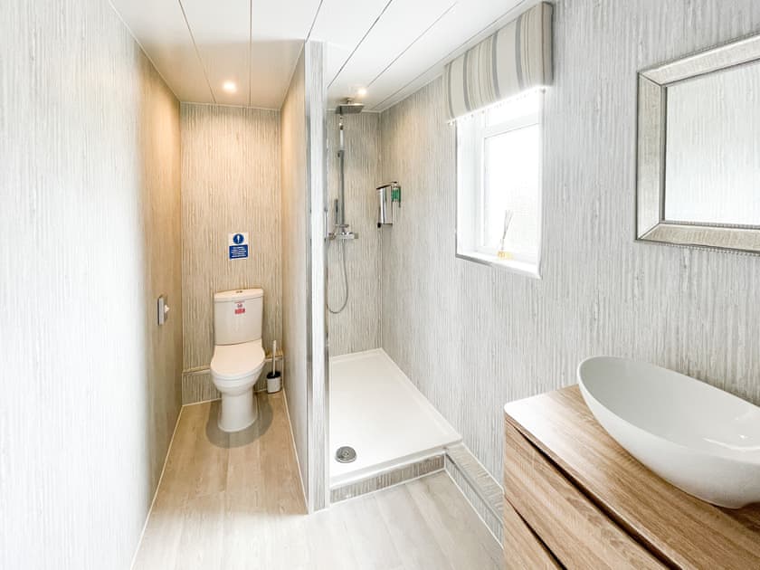 Bathroom | Golden Crown Suite, Tarbolton, near Mauchline