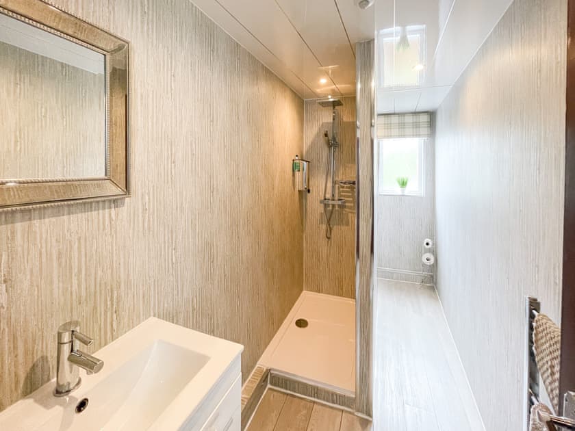 Bathroom | Golden Crown Suite, Tarbolton, near Mauchline