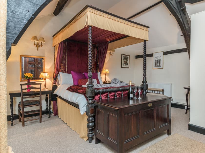 Four Poster bedroom | The Oval, Dunster