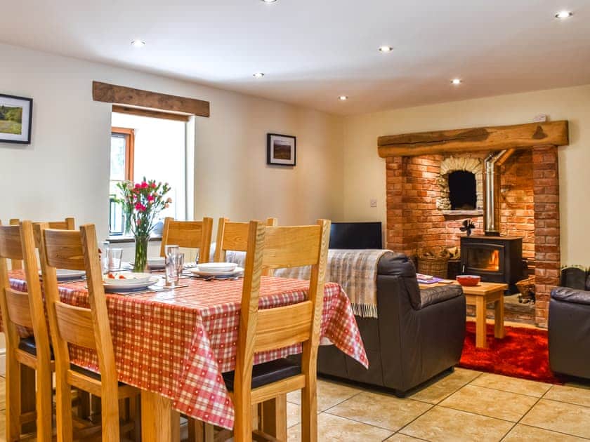 Living room/dining room | Llandremor Fawr Cottage - Llandremor Fawr Holidays, Pontarddulais
