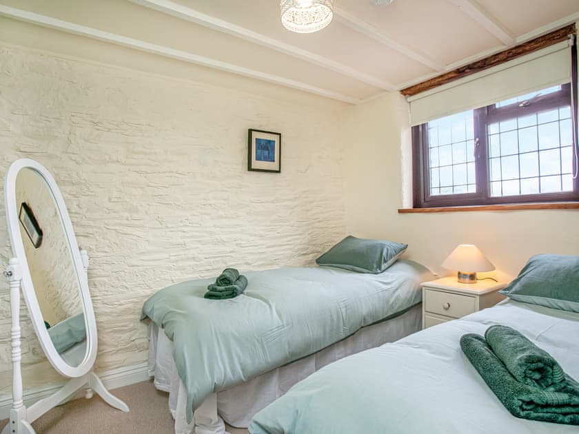 Twin bedroom | The Nook, Mevagissey, near St Austell