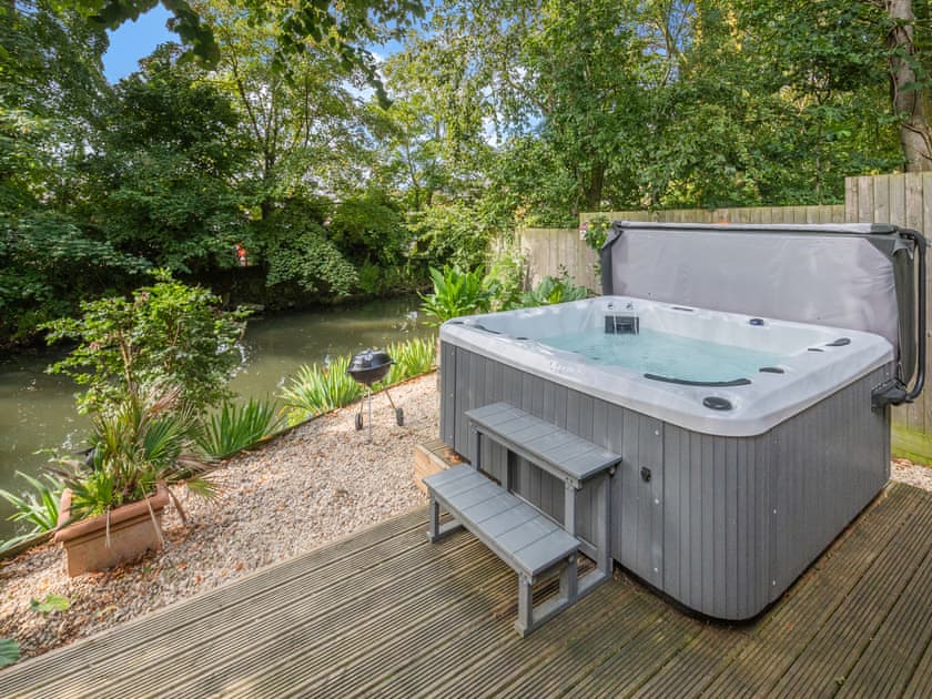 Waterside Cabin in Twigworth, near Gloucester