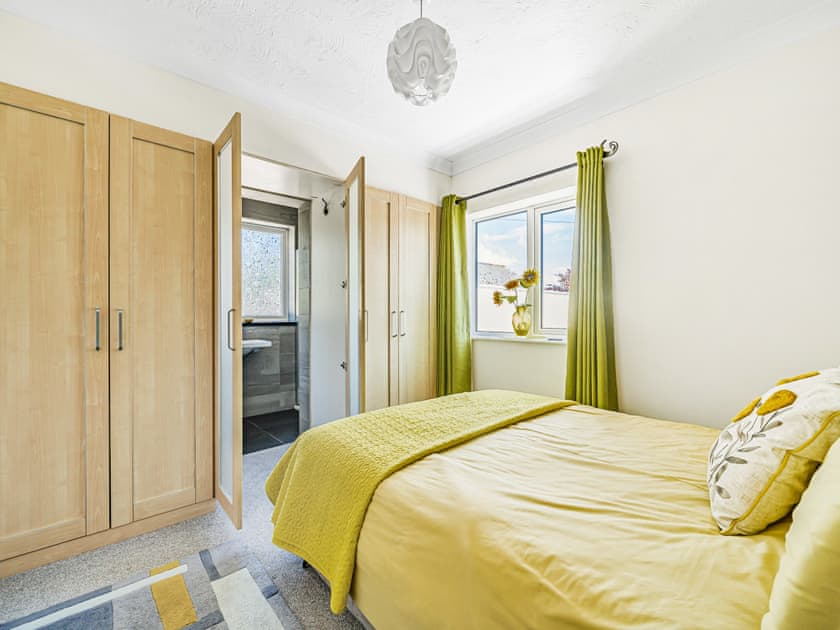 Comfortable double bedroom with en-suite | Pentire, Holbeton, near Ivybridge