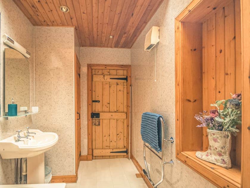 Bathroom | Douglas’ Cottage - Mains Cottages, Carradale, near Campbeltown