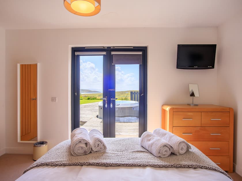 Attractive double bedroom | Locholly Lodge, Achiltibuie near Ullapool
