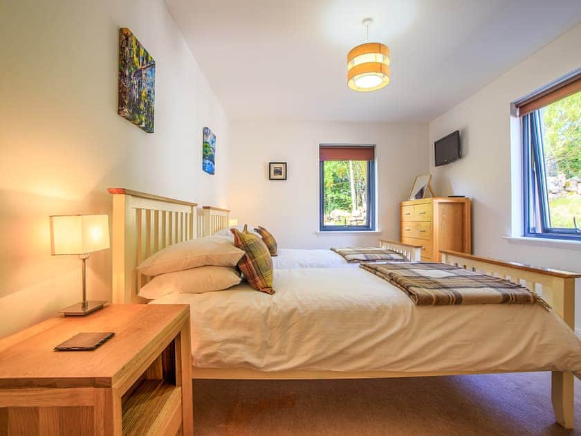 Twin bedroom | Locholly Lodge, Achiltibuie near Ullapool