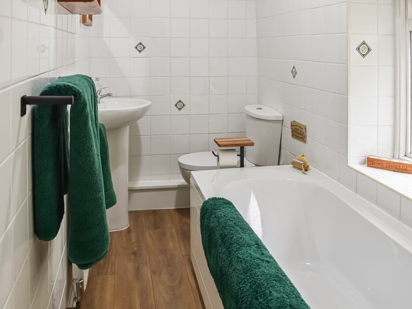 Bathroom | Ty Tarth, Talysarn, near Caernarfon