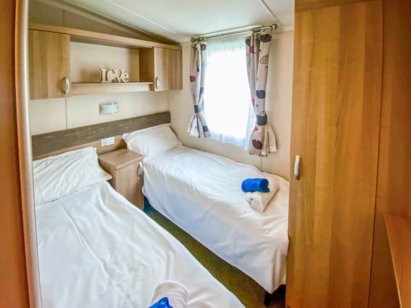 Twin bedroom | 148 Mountain View - Watton’s, Pwllheli