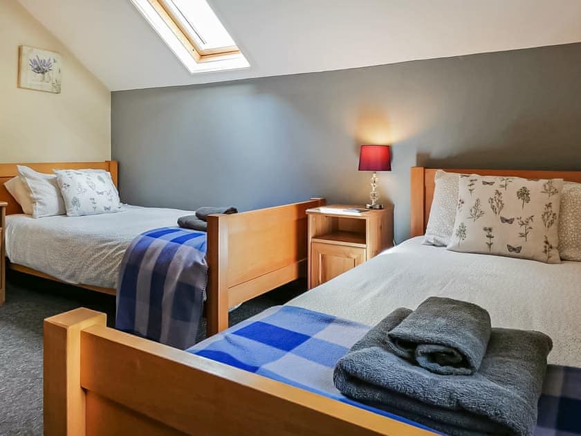 Good sized twin bedroom | Cotterill Barn - Cotterill Farm, Biggin by Hartington, near Buxton