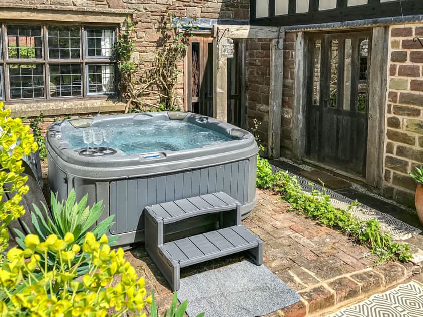 Hot tub | The West Wing at The Manor House - White Birch Manor Getaways, Awre, near Westbury-on-Severn