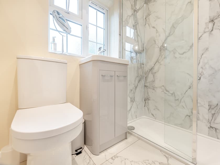 Shower room | Apple Orchard - Norwood Park, All Nottinghamshire