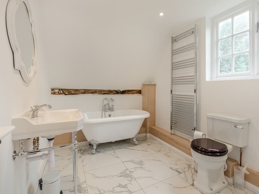 Bathroom | The Farmhouse - Norwood Park, All Nottinghamshire