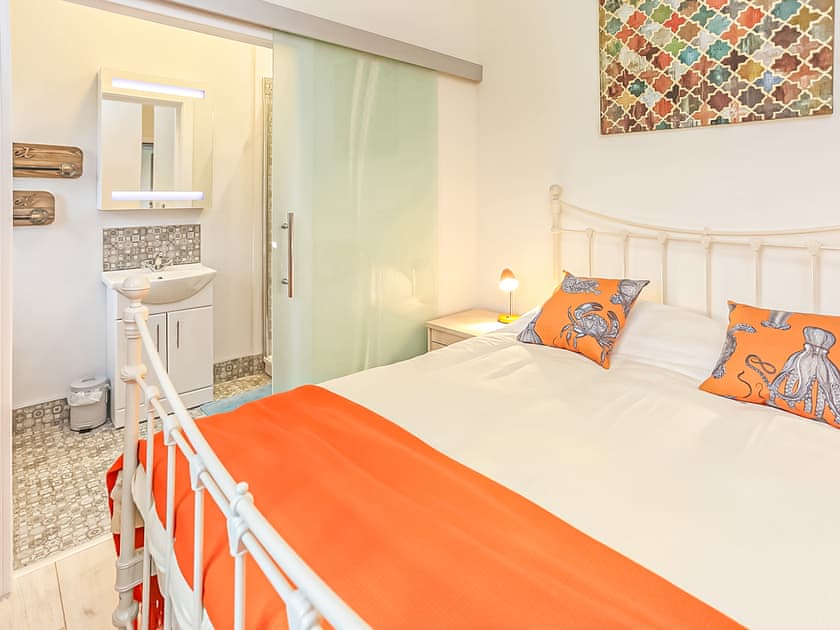 King-size bedroom  | Captains Beach House, Aberdesach