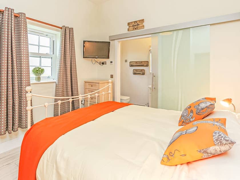 King-size bedroom  | Captains Beach House, Aberdesach